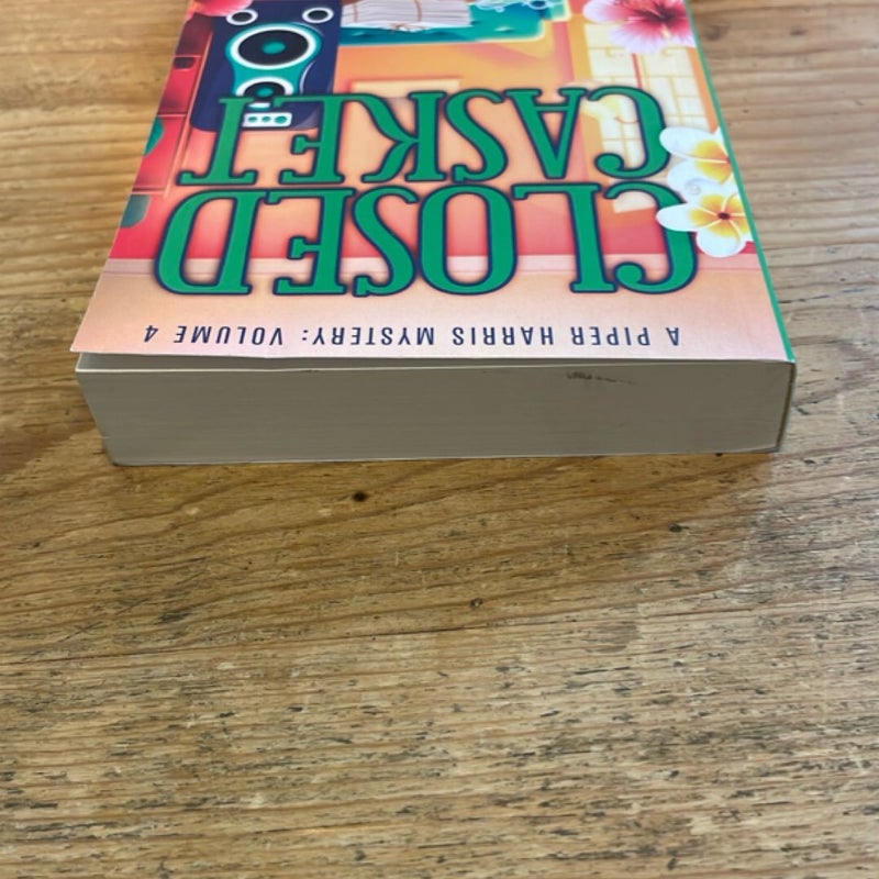 Closed Casket (a Piper Harris Mystery, Volume 4)