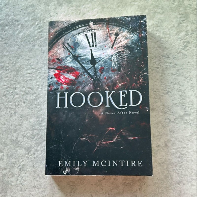 Hooked by Emily McIntire, Paperback | Pangobooks