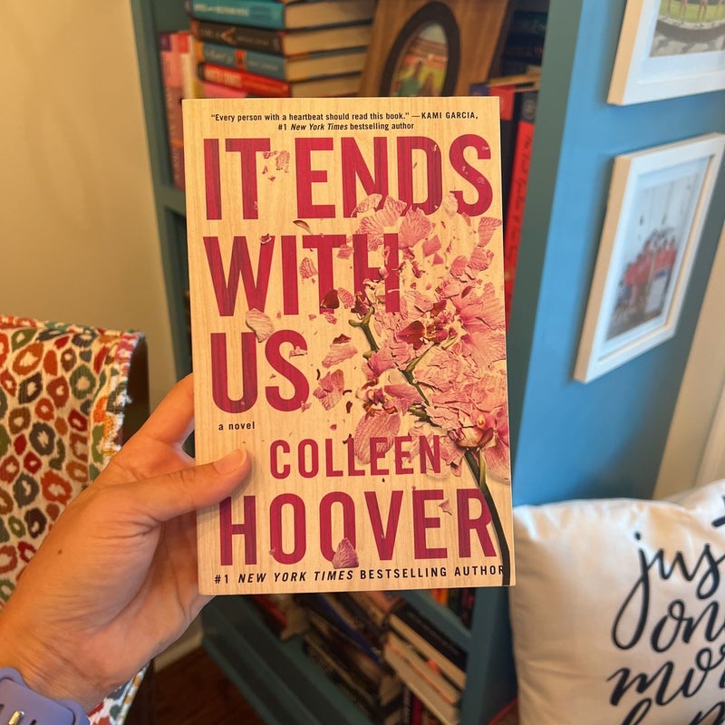 It Ends with Us: A Novel (1): Hoover, Colleen: 9781501110368: :  Books