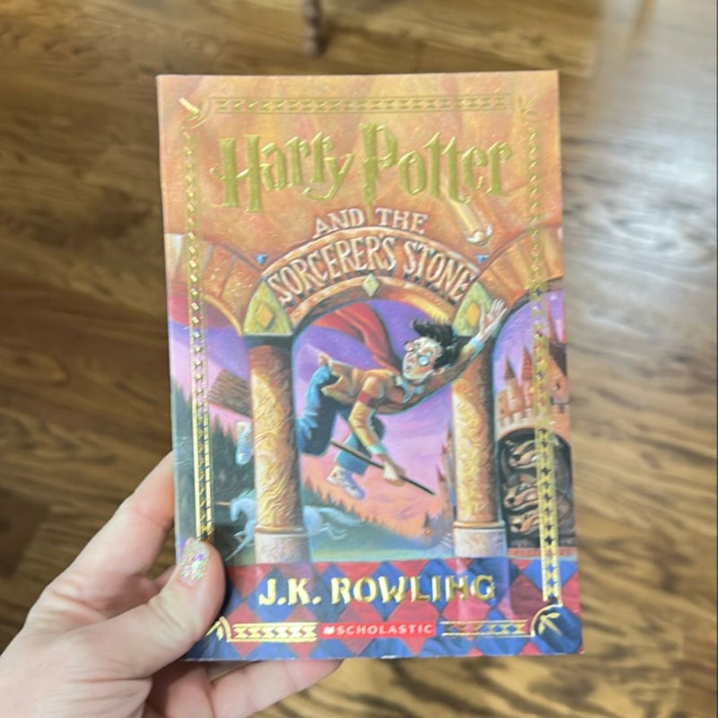 Harry Potter and the Sorcerer's Stone (Stenciled Edges) (Harry Potter, Book 1)