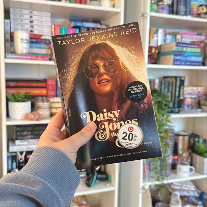 Daisy Jones and the Six (TV Tie-In Edition)