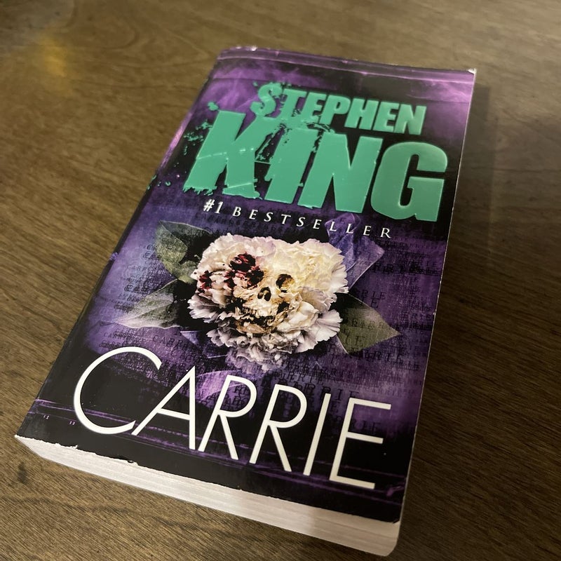 Carrie by Stephen King, Paperback | Pangobooks