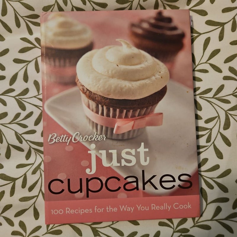 Betty Crocker Just Cupcakes: 100 Recipes for the Way You Really Cook