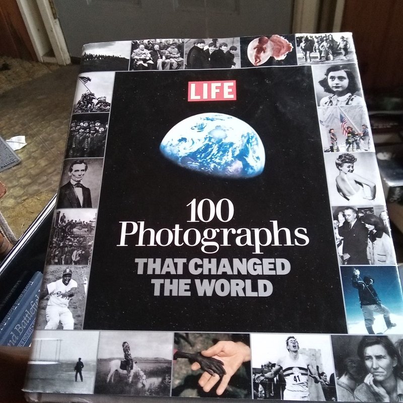 100 Photographs That Changed the World by Life Magazine Editors