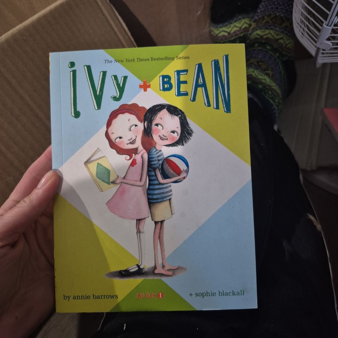 Ivy and Bean - Book 1 (Ivy and Bean Books, Books for Elementary School)