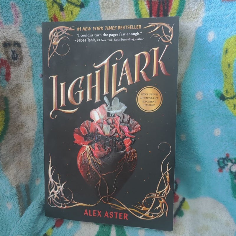 Lightlark (the Lightlark Saga Book 1)