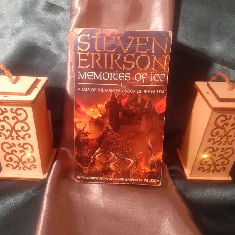 Memories of Ice (A Tale of the Malazan Book of the Fallen volume 3) UK EDITION!
