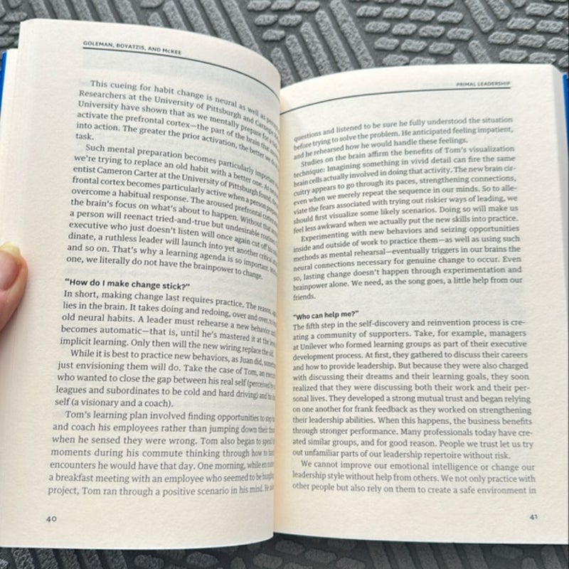 HBR's 10 Must Reads on Emotional Intelligence (with Featured Article What Makes a Leader? by Daniel Goleman)(HBR's 10 Must Reads)
