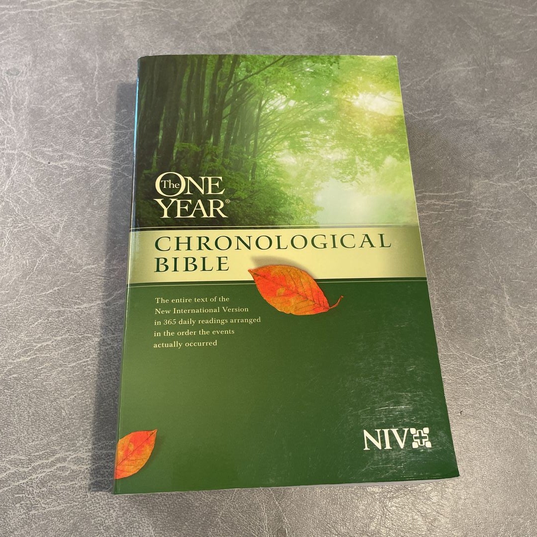 The One Year Chronological Bible By Tyndale House Publishers Staff ...