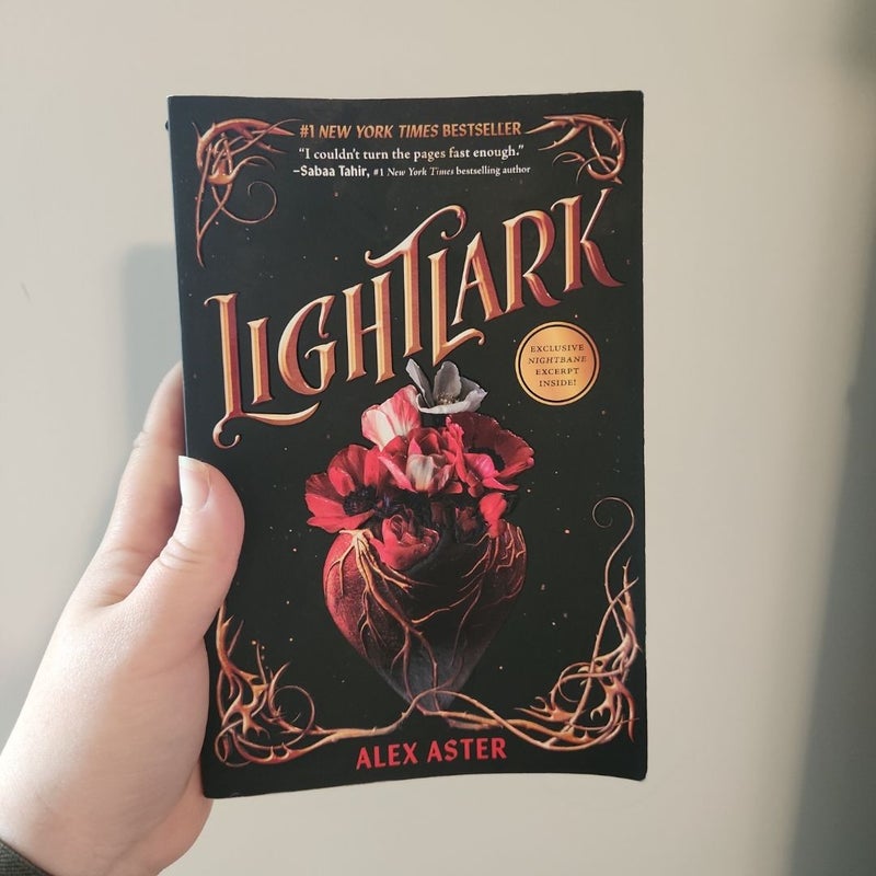 Lightlark (the Lightlark Saga Book 1) [annotated]