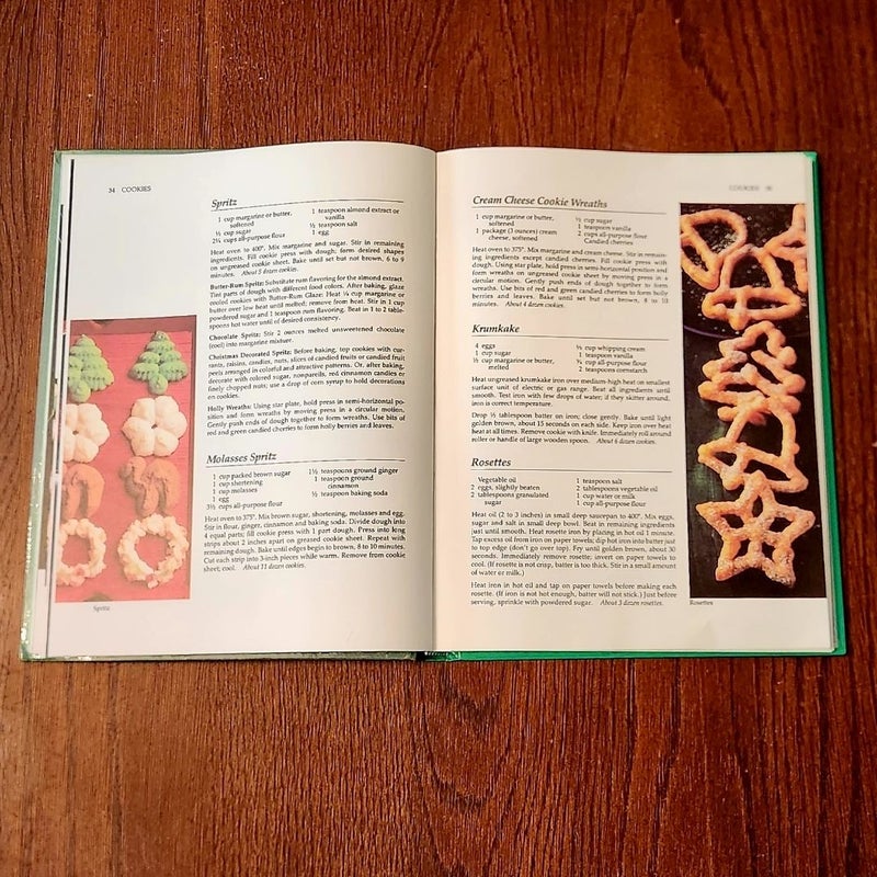 Betty Crocker's Christmas Cookbook