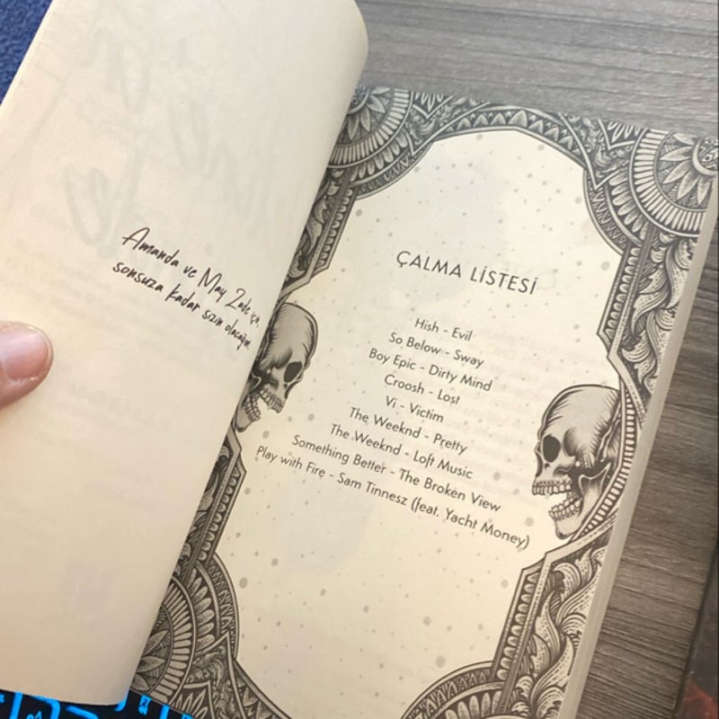 Turkish edition - Haunting Adeline and Hunting Adeline