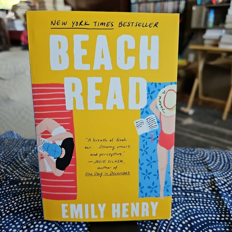 Beach Read by Emily Henry, Paperback | Pangobooks