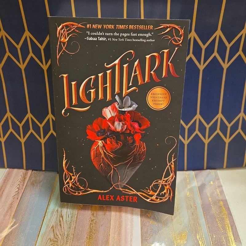 Lightlark (the Lightlark Saga Book 1)