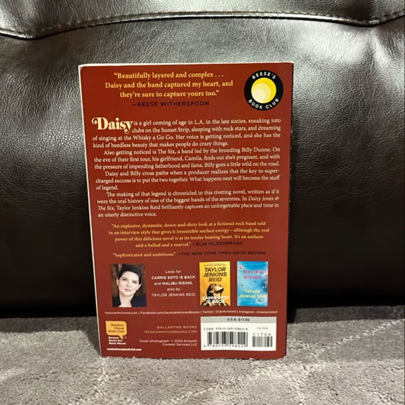 Daisy Jones and the Six (TV Tie-In Edition)