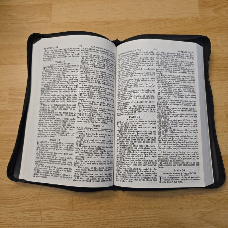 Holy Bible NKJV Self-Pronoucing Red Letter Zipper Edition with Dictionary and Concordance