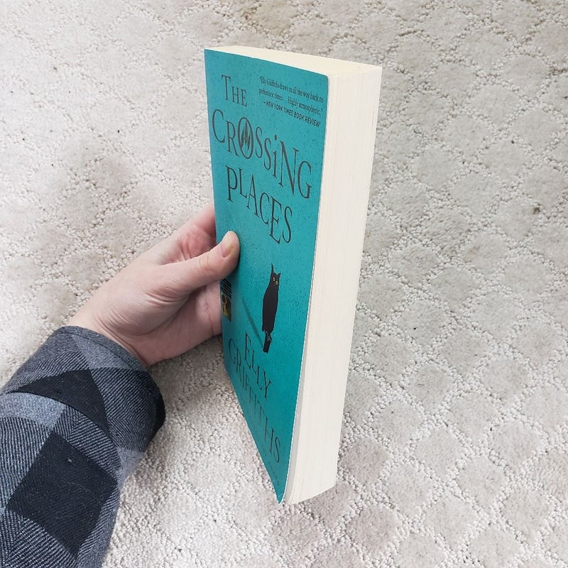 The Crossing Places (Ruth Galloway book 1)