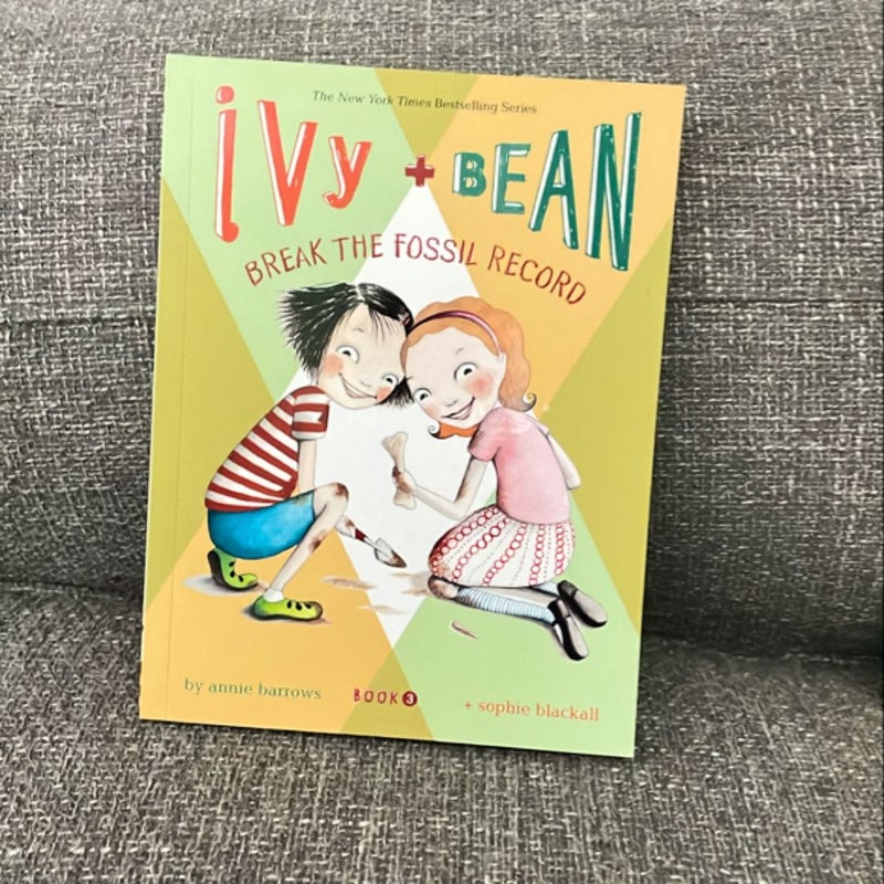 Ivy and Bean Secret Treasure Box (Books 1-3)