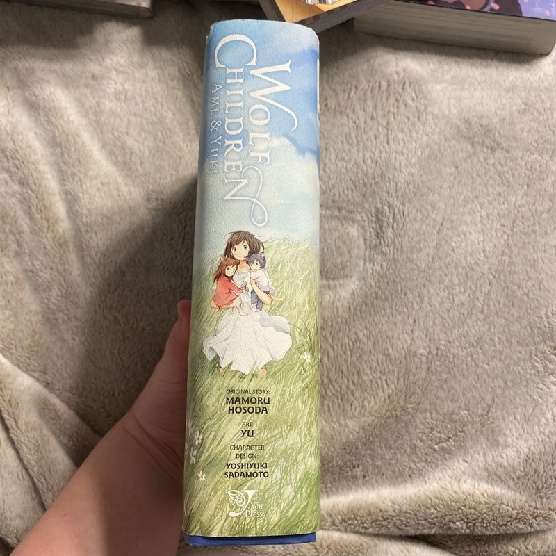 Wolf Children: Ame & Yuki: Mamoru Hosoda, Yu: 9780316401654: :  Books