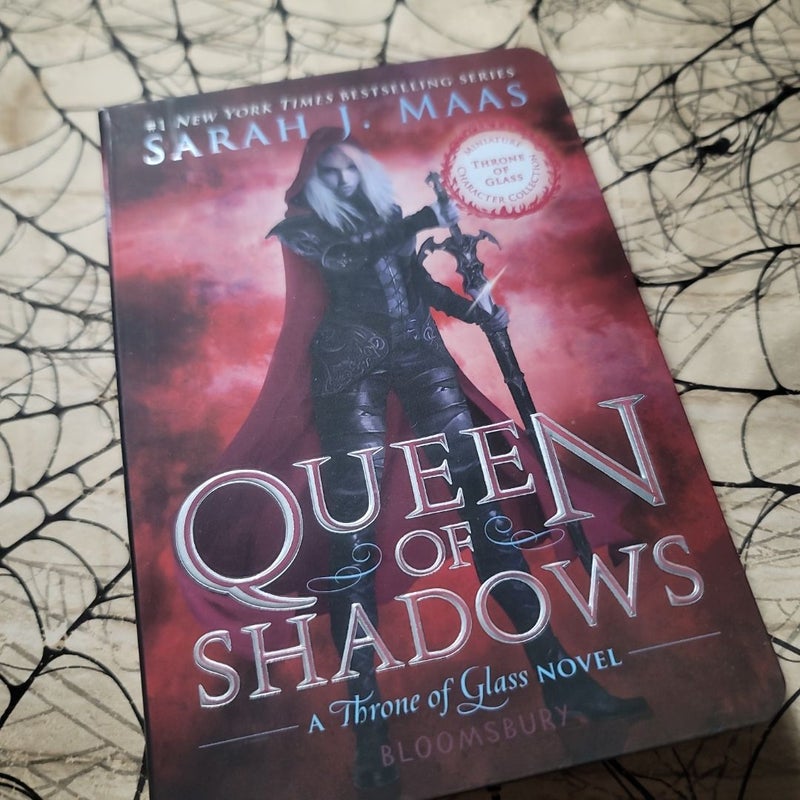 Queen of Shadows (Miniature Character Collection)