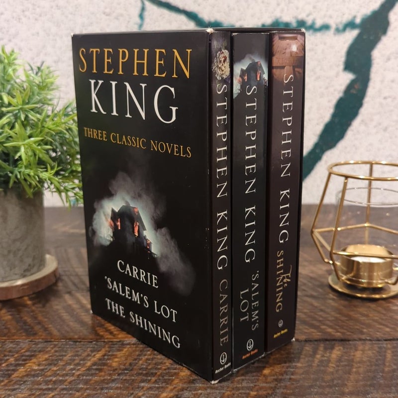 Stephen King Three Classic Novels Box Set: Carrie, 'Salem's Lot, the  Shining by Stephen King, Paperback