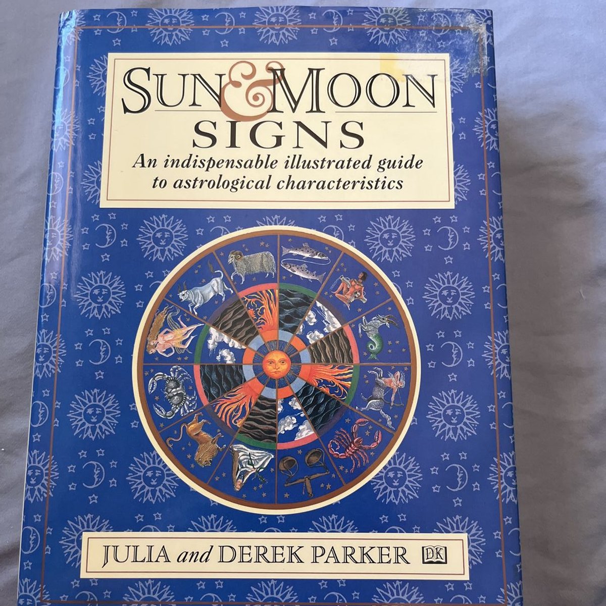 Sun and Moon Signs by Julia Parker, Derek Parker