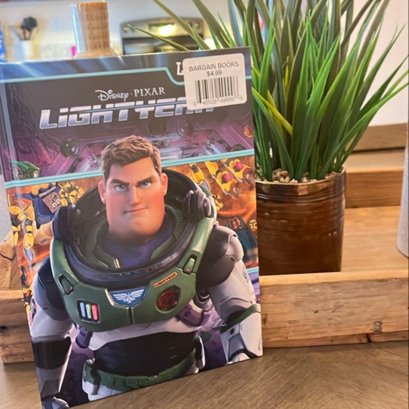 Disney Pixar Lightyear: Look and Find