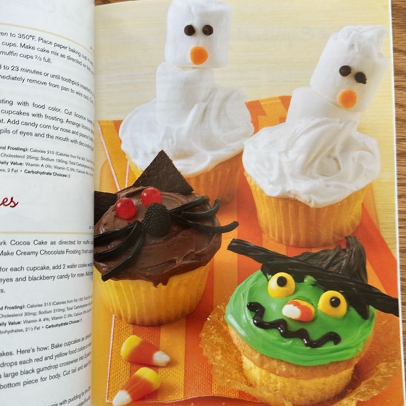 Betty Crocker Decorating Cakes and Cupcakes