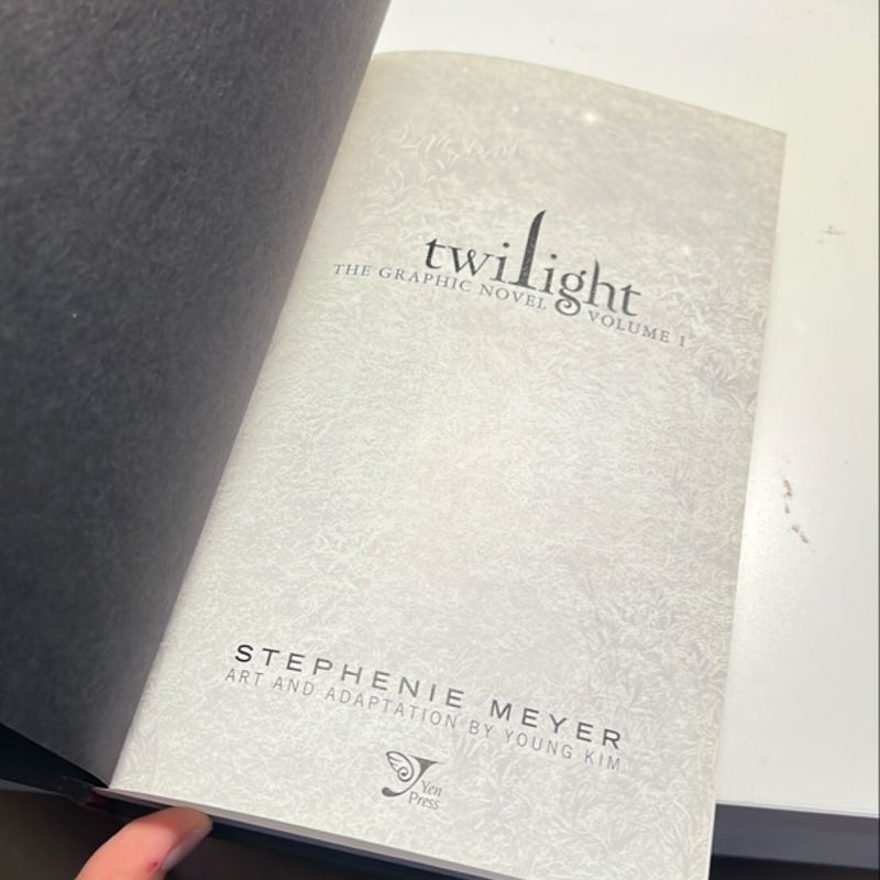 Twilight: the Graphic Novel, Vol. 1