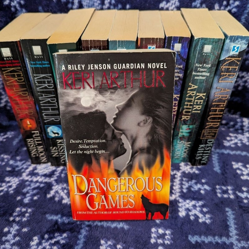 Full Moon Rising (Riley Jenson Guardian Series)