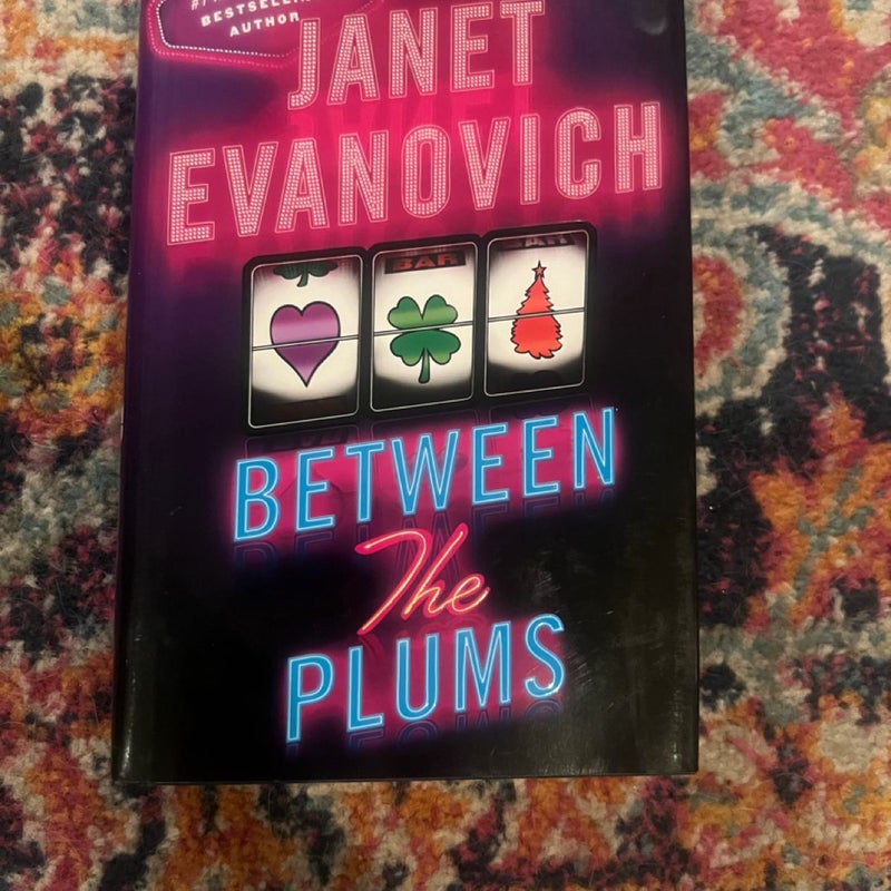 Between the Plums (Stephanie Plum: Between the Numbers) VG HC