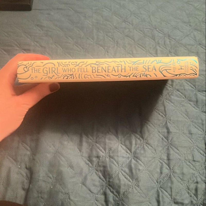 The Girl Who Fell Beneath The Sea *SIGNED Fairyloot Special Edition* & Throw Pillowcase