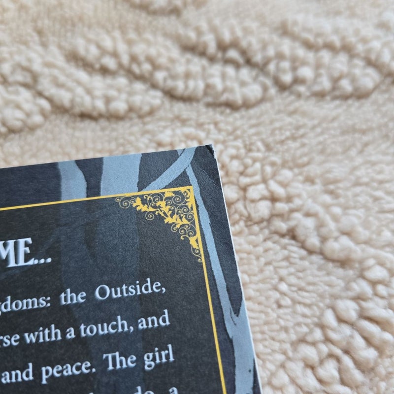 The Girl from the Other Side: Siúil, a Rún Vol. 1