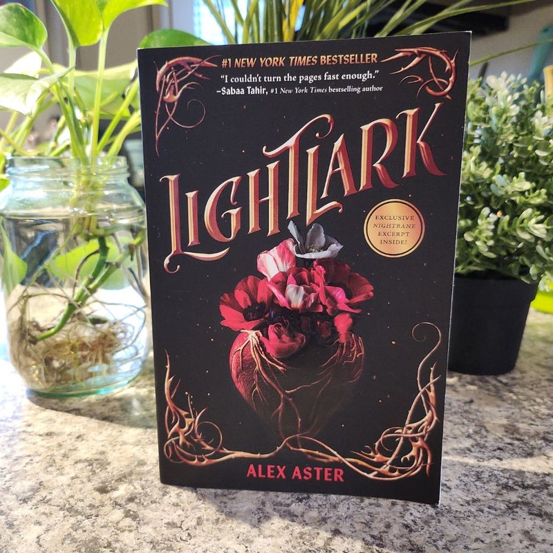 Lightlark (the Lightlark Saga Book 1)