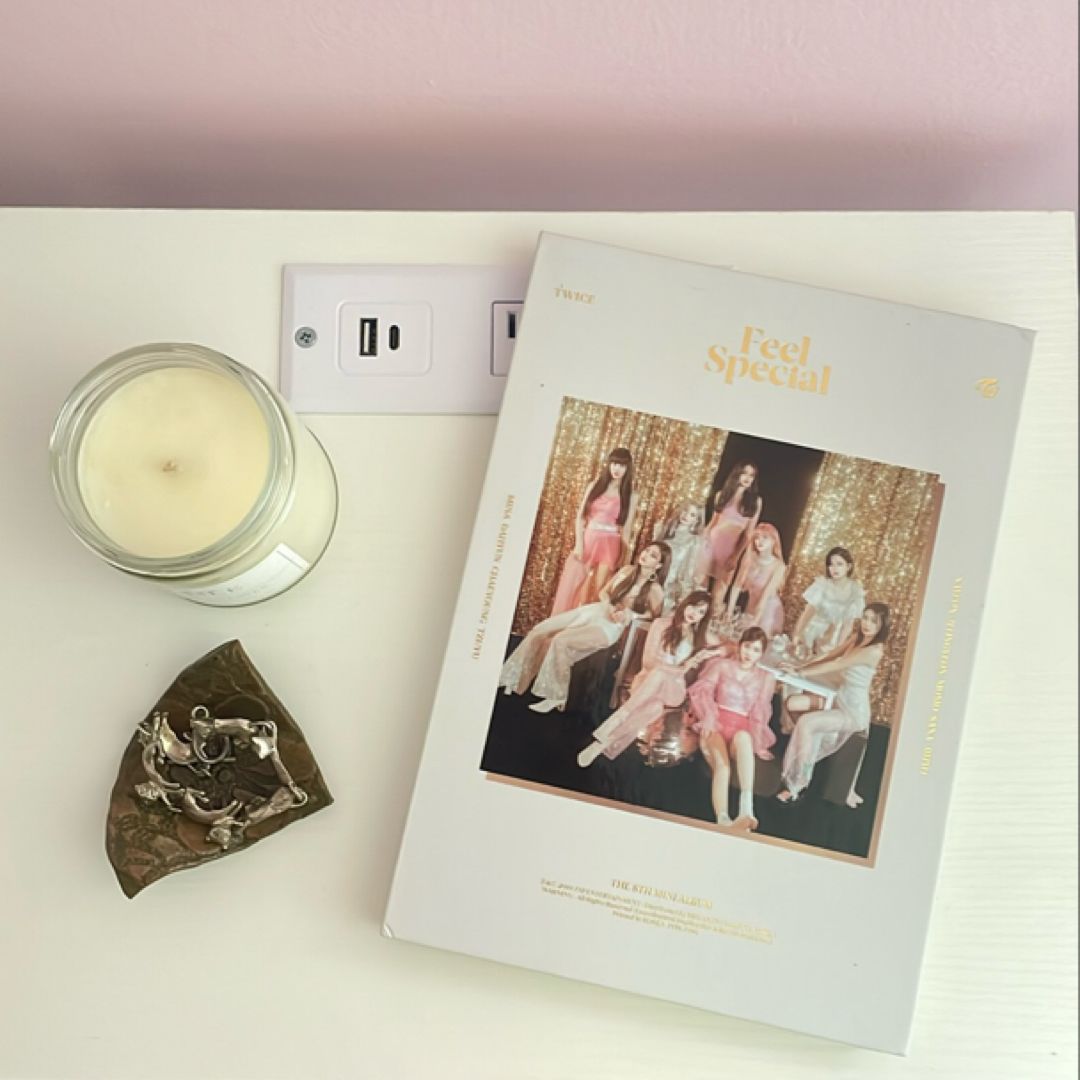 TWICE: 8th mini album, Feel Special, version A (NO LYRICS, WITH 7 PHOTOCARDS)