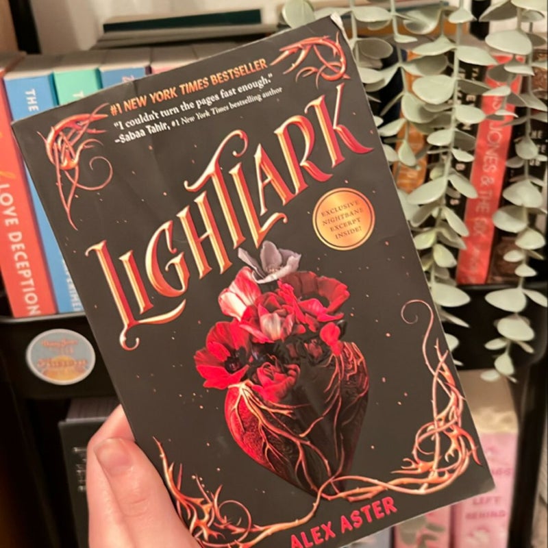 Lightlark (the Lightlark Saga Book 1)