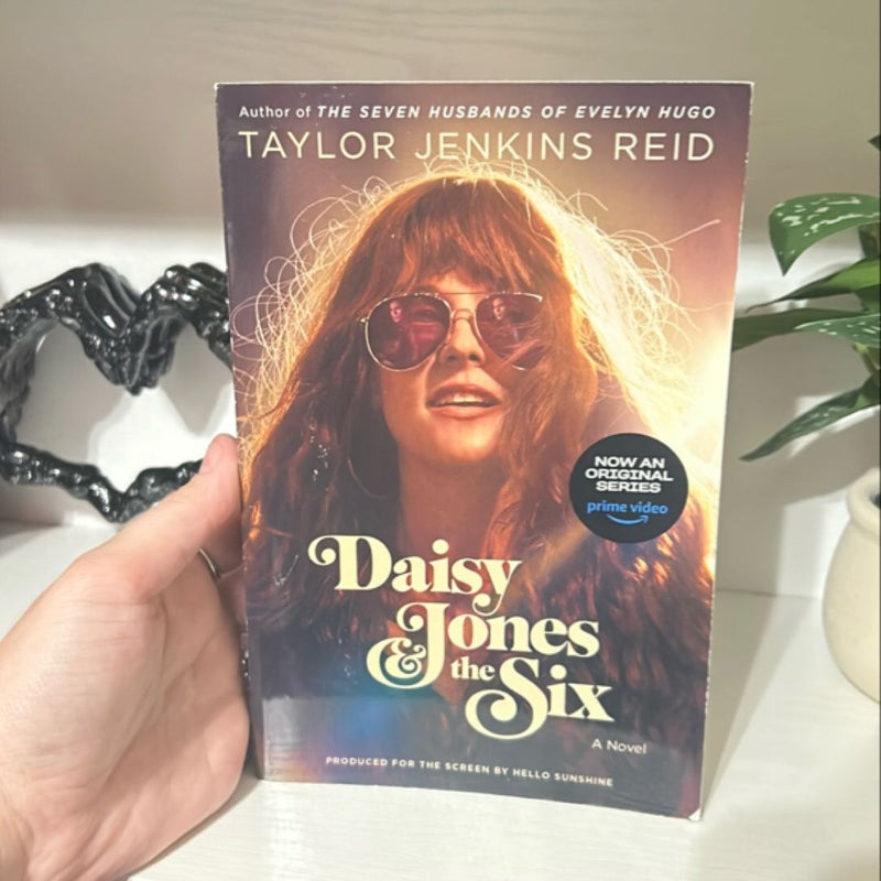 Daisy Jones and the Six (TV Tie-In Edition)