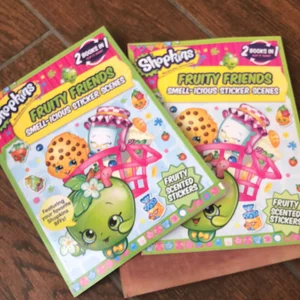 Shopkins Fruity Friends/Strawberry Kiss (Sticker and Activity Book)