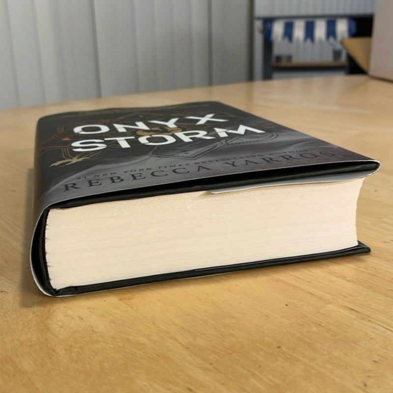 Onyx Storm (Standard Edition)