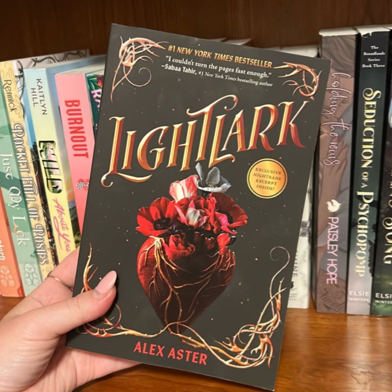Lightlark (the Lightlark Saga Book 1)