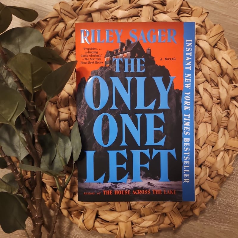 The Only One Left by Riley Sager, Paperback | Pangobooks
