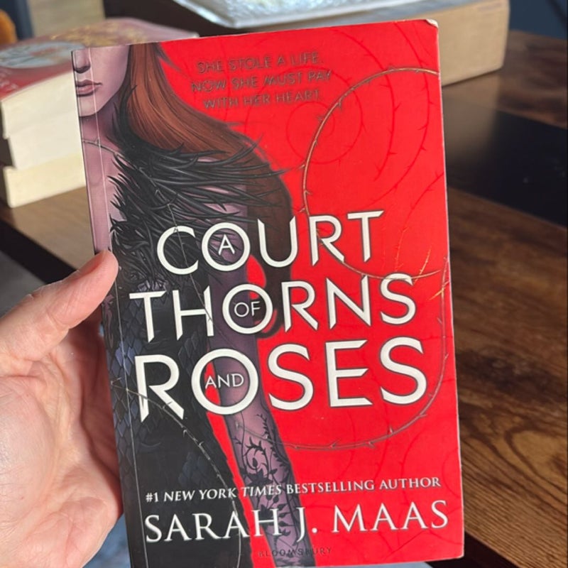 A Court of Thorns and Roses (OOP Uk edition) 