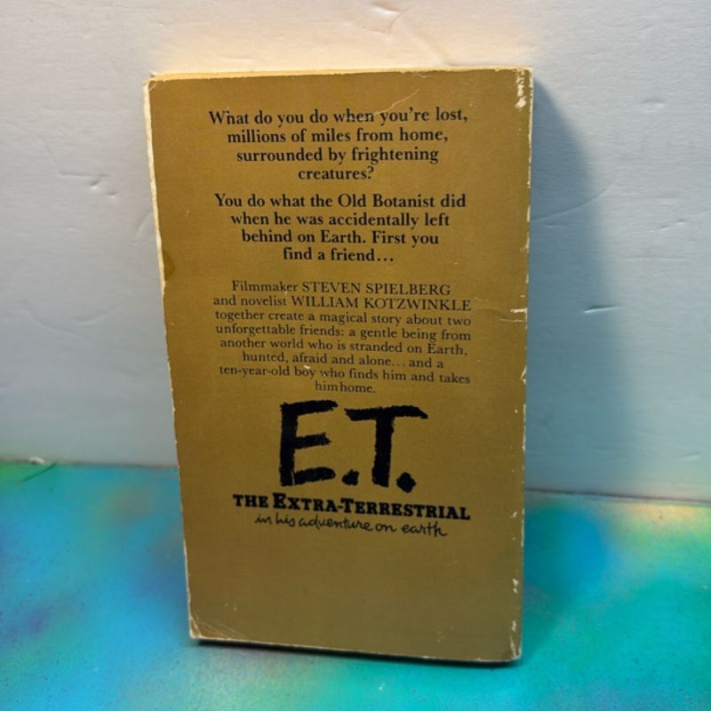 ET the extra-terrestrial paperback movie tie in book 