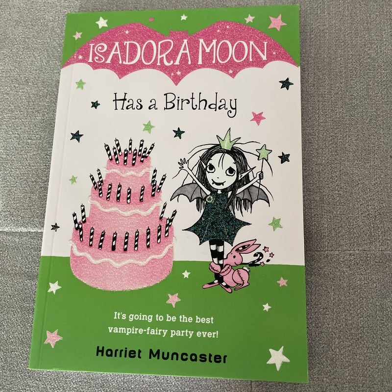 Isadora Moon Has a Birthday by Harriet Muncaster, Paperback