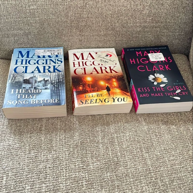 Lot of 3 Mary Higgins Clark books .