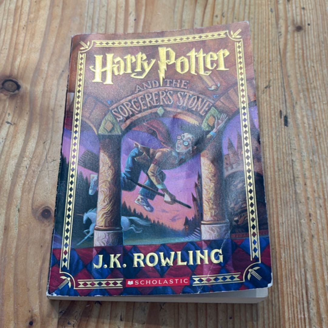 Harry Potter and the Sorcerer's Stone (Harry Potter, Book 1)