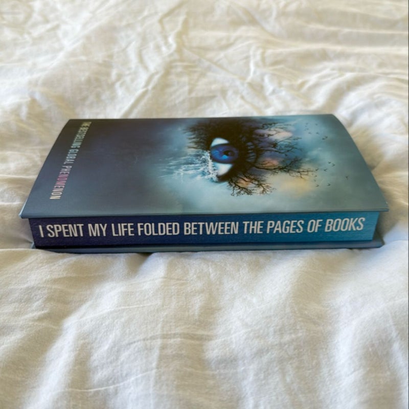 Shatter Me Collector's Deluxe Limited Edition