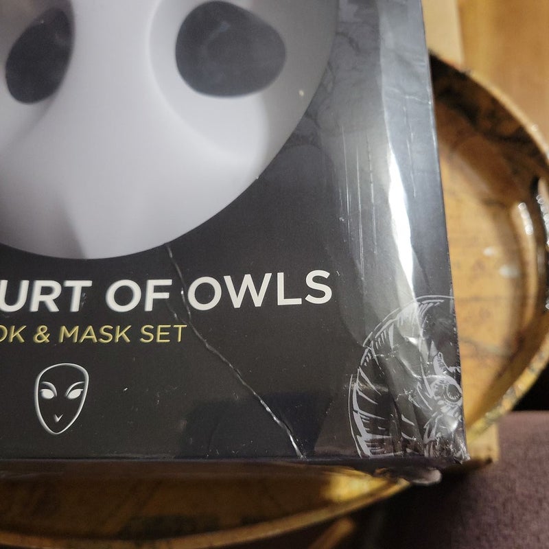 Batman: the Court of Owls Mask and Book Set (the New 52)
