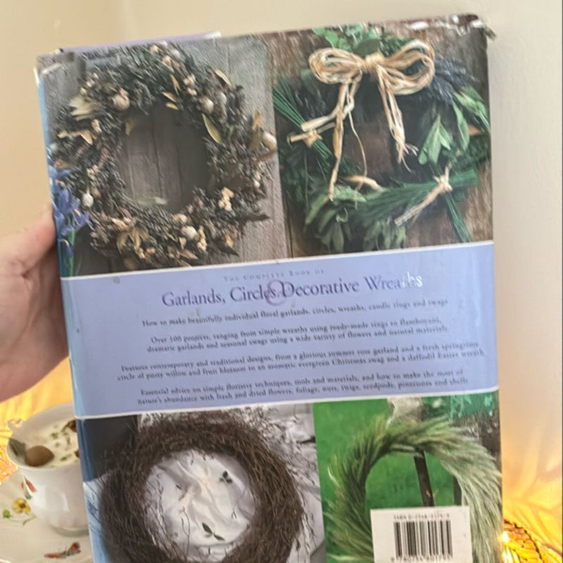 The Complete Book of Garlands, Circles and Decorative Wreaths