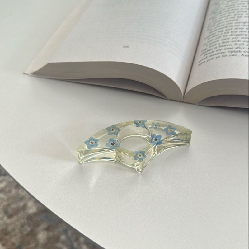 book/thumb/page holder - clear + dried blue flowers 🩵